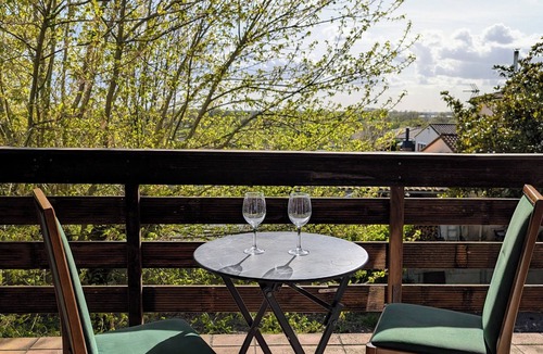 Prignac-et-Marcamps Apartment | T3 fully equipped - short stay/mobility lease - balcony overlooking the vineyards
