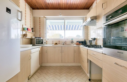 Taussat Villa | Taussat villa for 9, pool, port & beach walkable