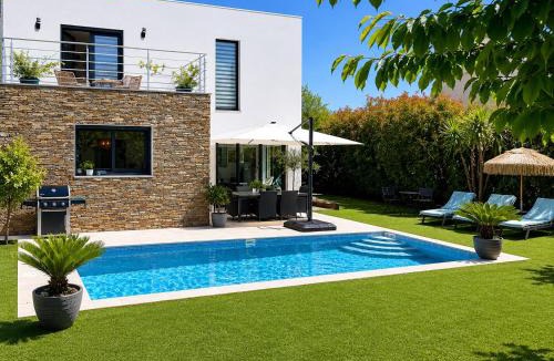 Valbonne Villa | The Cube - Contemporary Family Villa with Pool & Garden in Valbonne