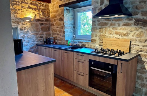 Saint-Hilaire-les-Courbes Cottage | The Gîte de Couturas – Fenced-in garden and shared pool in Corrèze