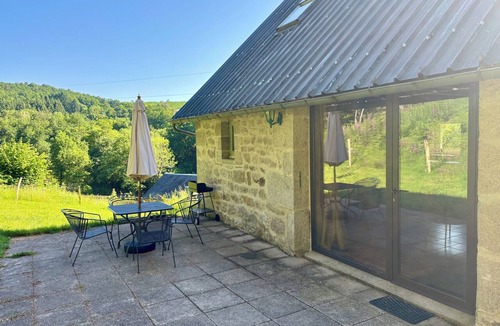 Saint-Hilaire-les-Courbes Cottage | The Gîte de Couturas – Fenced-in garden and shared pool in Corrèze