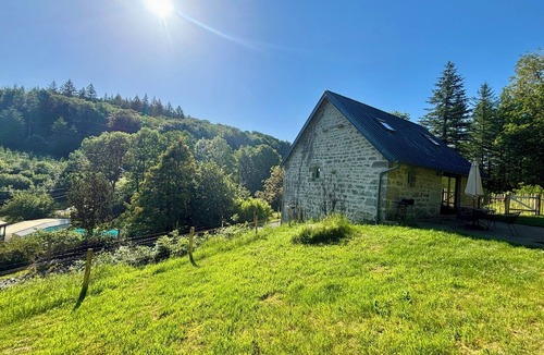 Saint-Hilaire-les-Courbes Cottage | The Gîte de Couturas – Fenced-in garden and shared pool in Corrèze
