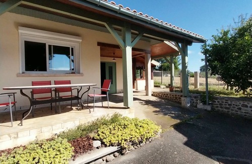 Geaune House | The PANTAGNAN Villa in a Quiet Setting