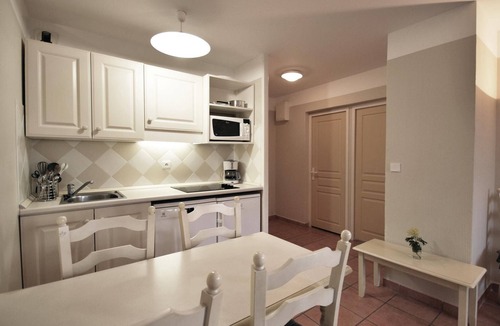 Les Issambres Apartment | This beautiful apartment is located on the 2nd floor of a secured complex and offers its guests a go