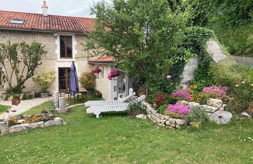 Brie-sous-Barbezieux Cottage | Two countryside cottages-gites with pool in a beautiful countryside setting.