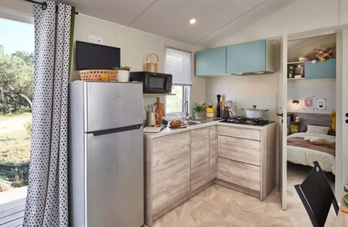 Belus House | VENEZIA Mobile Home: 4 Rooms, Sleeps 6, Air-Conditioned + TV