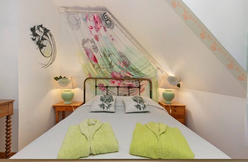 Saint-Lyphard Bed & Breakfast | Verte Printanière Guest Room – Upstairs with Shared Terrace & Garden, Wi-Fi