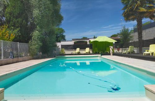 Courcoury House | Villa 168m2 avec Piscine, sur Parc Arboré pour groupe Famille et Amis jusqu'à 10 personnes