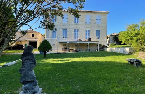Semillac Villa | Villa '2 Chambres - 4 Voyageurs' with Private Terrace, Private Garden and Wi-Fi