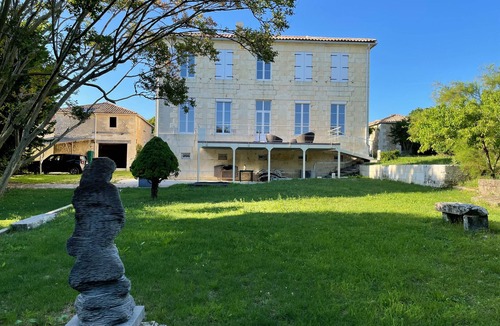 Semillac Villa | Villa '4 Chambres - 8 Personnes' with Private Terrace, Private Garden and Wi-Fi
