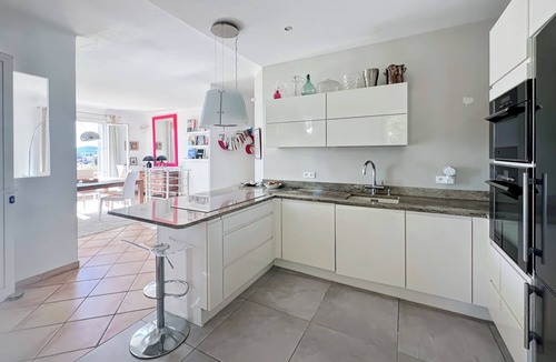 Hyeres City Centre Villa | Villa 8 guests, sea & Porquerolles view, terrace, A/C, walk to town centre