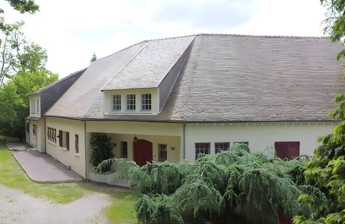 Vierzon House | Villa 'Alhambra' with Private Terrace, Wi-Fi and Air Conditioning