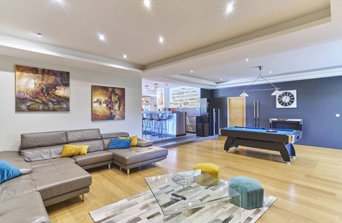 Camps-sur-l'Isle Villa | Villa de l'Isle: 300 m², heated pool, and spa