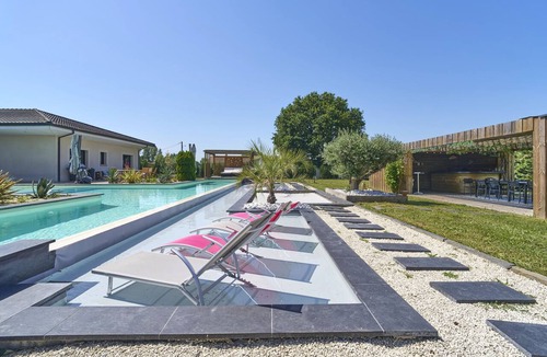 Camps-sur-l'Isle Villa | Villa de l'Isle: 300 m², heated pool, and spa