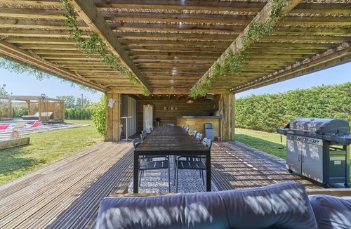 Camps-sur-l'Isle Villa | Villa de l'Isle: 300 m², heated pool, and spa
