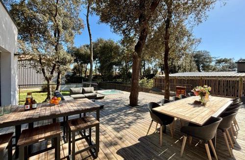 Bretignolles-sur-Mer Villa | Villa des Dunes Beach 600m Private Jacuzzi Pine Forest Nature Sleeps 8