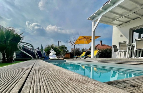 Biscarrosse Villa | VILLA DU PRAT A colorful residence.