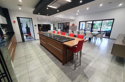 Peujard Villa | Villa for 14 people with private pool and jacuzzi in a quiet location