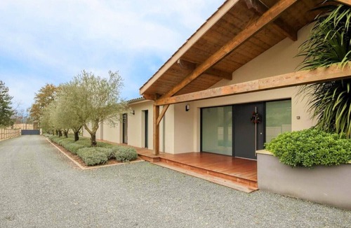 Peujard Villa | Villa for 14 people with private pool and jacuzzi in a quiet location