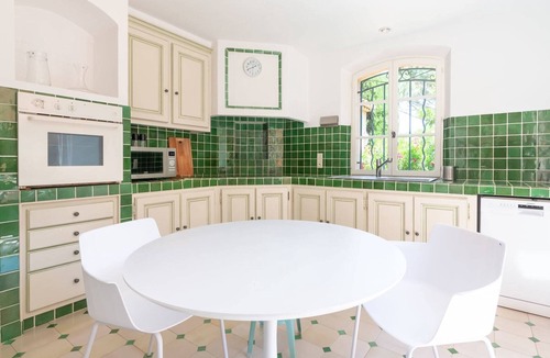 Ramatuelle Villa | Villa Nikki Summary: