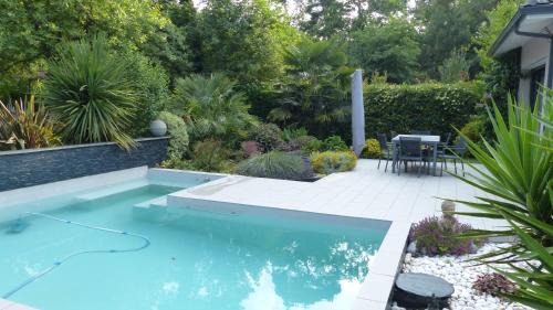 Merignac Villa | Villa standing piscine privée en écrin de verdure