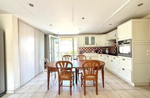 Frejus Plage Villa | Villa Sunny - Bord de mer - Tout à pied- Grande terrasse - Clim - Wifi - Idéal familles & amis
