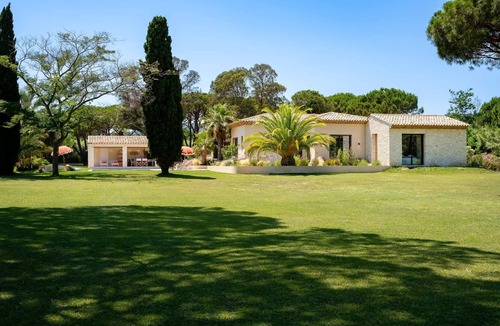 Ramatuelle Villa | Villa Utopia Summary: