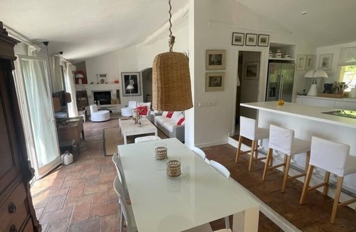Tourrettes-sur-Loup Villa | Villa with salty infinity pool and view over hills on French Riviera
