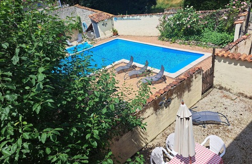 Saint-Pierre-de-Juillers Cottage | 🏡 Welcome to Cassiopee Cottage at Les Vallaies 🌞💦