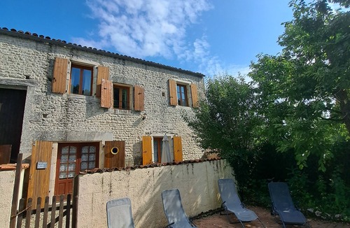 Saint-Pierre-de-Juillers Cottage | 🏡 Welcome to Cassiopee Cottage at Les Vallaies 🌞💦