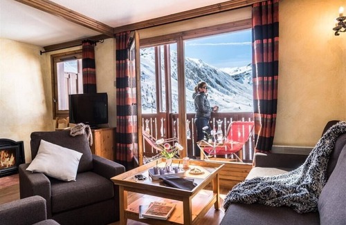 Les Almes Apartment | Wifi, 200m from resort center, balcony, fireplace or stove, tv, ski locker, 70m², Tignes