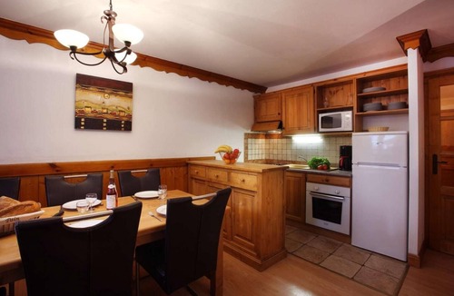 Oz-en-Oisans Apartment | Wifi, 50m from resort center, fitness, swimming pool, sauna, hammam, balcony, fireplace or stove, tv