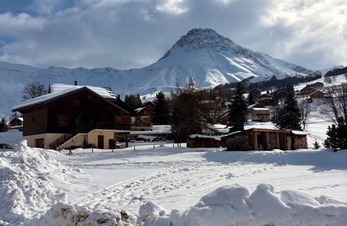 Albiez-le-Vieux Ski Chalet | Wooden chalet 6 pers, terrace & garden, summer mountain view