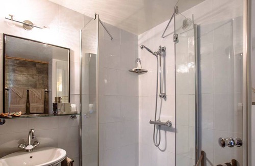 Coursegoules Apartment | World famous garden offers luxury suite in "Colonial" style.
