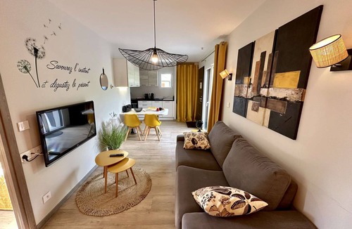 Drumettaz-Clarafond Apartment | Yellow Cab - Air-conditioned 3* apartment with terrace and mountain views