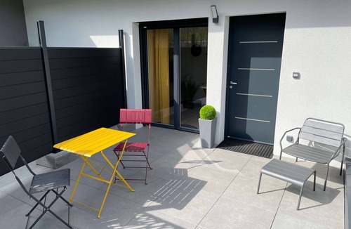 Drumettaz-Clarafond Apartment | Yellow Cab - Air-conditioned 3* apartment with terrace and mountain views