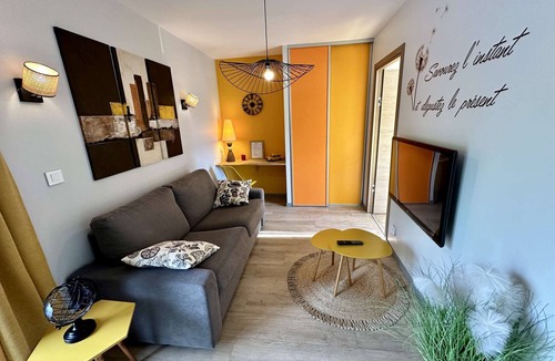 Drumettaz-Clarafond Apartment | Yellow Cab - Air-conditioned 3* apartment with terrace and mountain views
