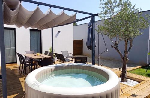 Bouguenais Villa | Zéphyr - Maison 3 Chambres avec jacuzzi - Proche aéroport et Nantes