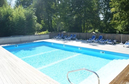Vendoire Ski Chalet | ZEcamping 3 étoiles piscine chauffée chiens acceptés chalet BBQ 34m2