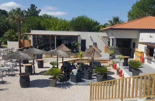Argenton-Chateau Ski Chalet | ZEcamping 3* animé piscine chauffée locatif TV BBQ clim 36m2 6 pers