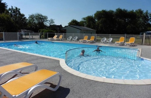 Guerande Cabin | ZEcamping 3* piscine chauffée pataugeoire pet friendly mobil-home TV