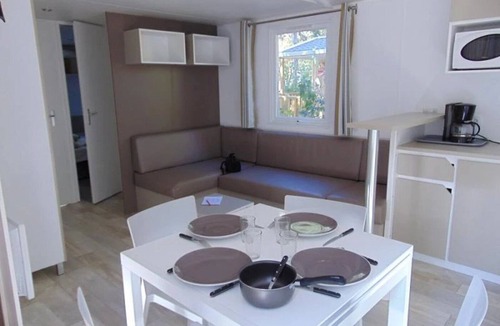 Avrille House | ZEcamping 3* piscine couverte pet friendly club enfant locatif TV 38m2