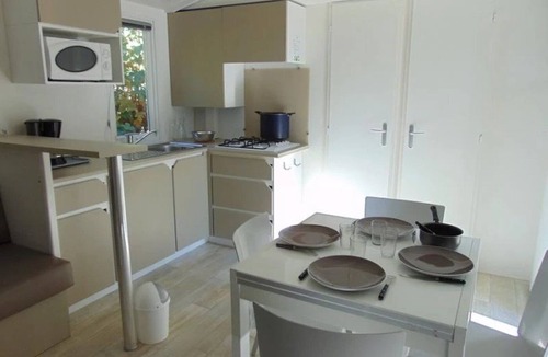 Avrille House | ZEcamping 3* piscine couverte pet friendly club enfant locatif TV 38m2