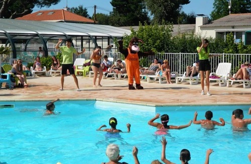 Challans House | ZEcamping 4 étoiles familial parc aquatique locatif TV BBQ 44m2 8 pers