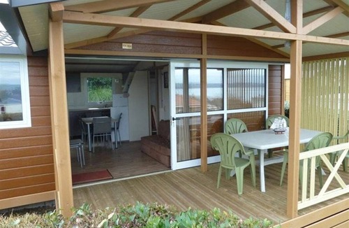 Plomodiern Ski Chalet | ZEcamping 4 étoiles 200m plage piscine couverte tente TV 35m2