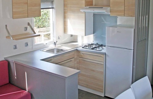 Secondigny House | ZEcamping 4 étoiles piscine chauffée mobil-home TV BBQ 36m2