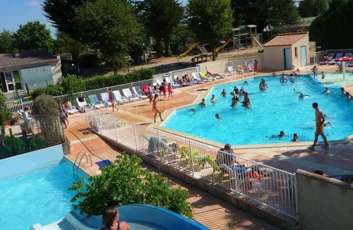 Challans House | ZEcamping 4* animé parc aquatique locatif TV BBQ 32m2 6 pers