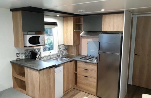 Secondigny House | ZEcamping 4* animé piscine chauffée mobil-home TV LV BBQ 40m2 8 pers