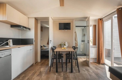 Challans House | ZEcamping 4* espace aquatique animations locatif TV LV clim 32m2