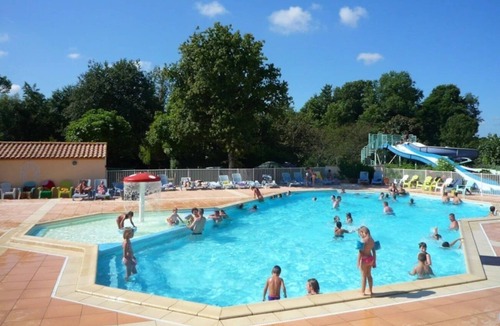 Challans House | ZEcamping 4* familial parc aquatique animaux acceptés locatif TV BBQ